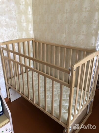 Детская кроватка с маятником