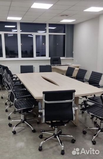 Стол переговрный. В наличии