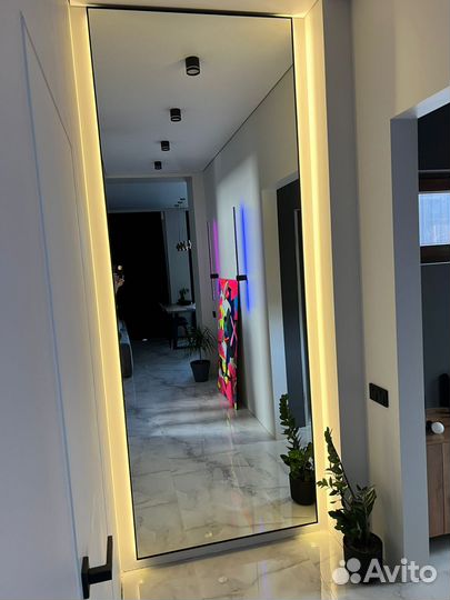 Парящее зеркало в рамке с подсветкой