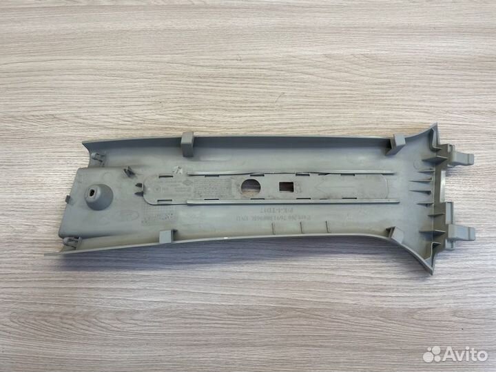 Обшивка средней стойки правая LADA X-Ray