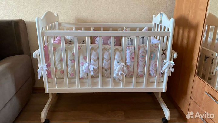 Кроватка колыбель с маятником
