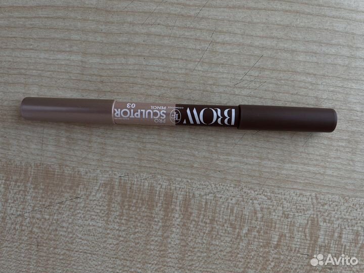 Косметичка, косметика, карандаши для губ, кисти