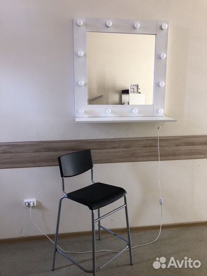Гримерное зеркало с лампочками и с полкой