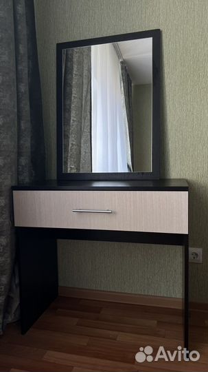 Туалетный столик с зеркалом