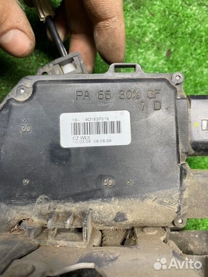 Замок боковой двери передний правый Audi A6 C5 2.4