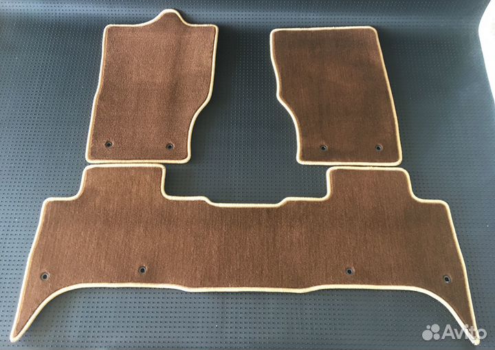 Комплект ворсовых автомобильных ковриков LR