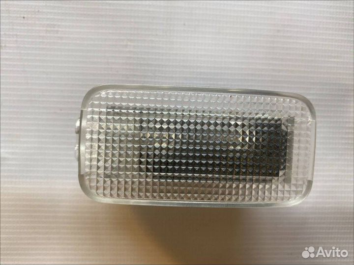 Плафон внутреннего освещения Toyota Avensis