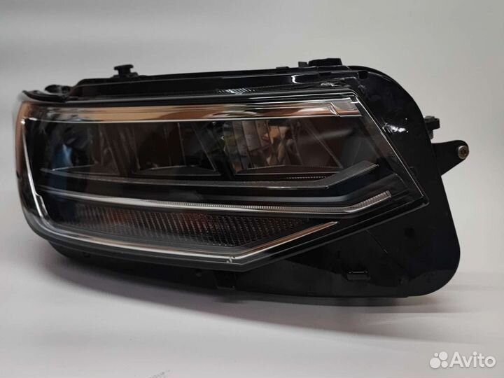 Фара правая на Volkswagen Tiguan 20