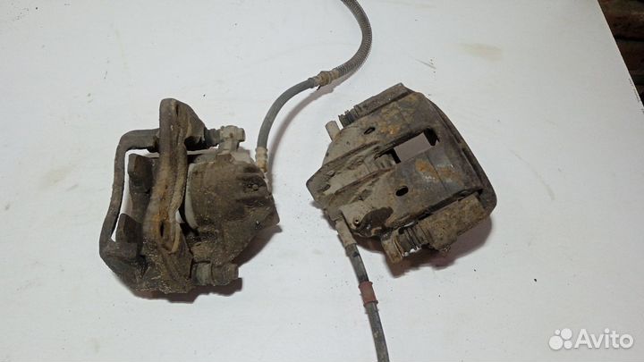 Суппорт тормозной передний Mitsubishi Carisma