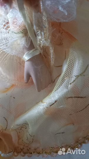 Кукла фарфоровая