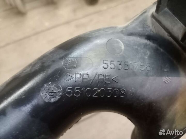 Воздухозаборник Opel Zafira B