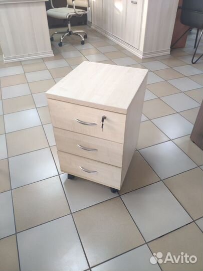 Тумбочка на колесиках 3 ящика