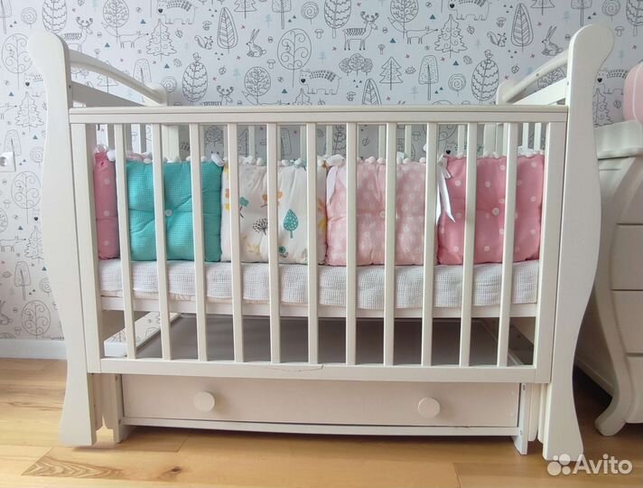 Детская кроватка и комод