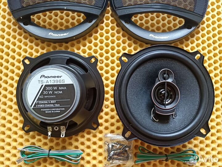 Акустические колонки в авто 13 дюймов