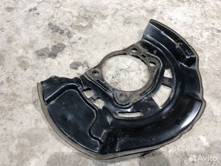 Пыльник тормозного диска передний правый Toyota