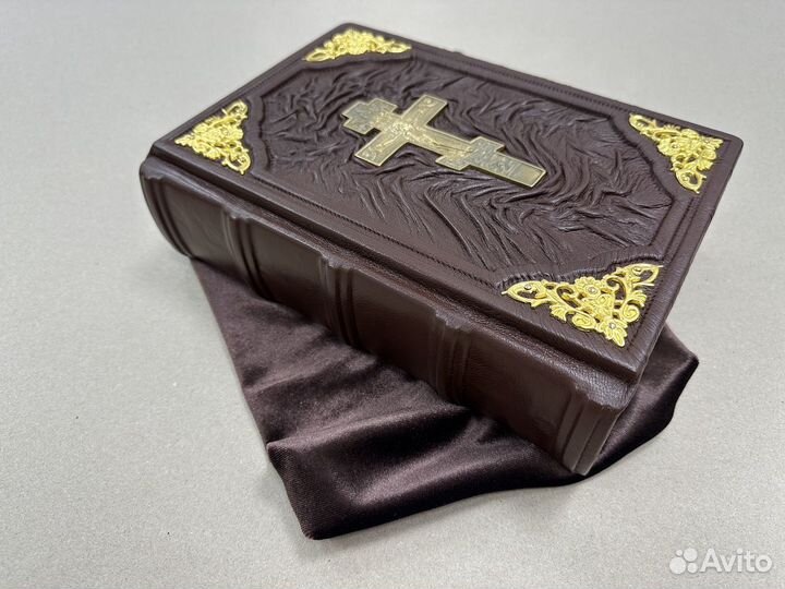 Библия с крестом (кожаная книга в мешочке)