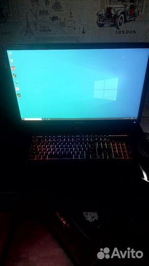 Игровой компьютер с монитором и клавиатурой