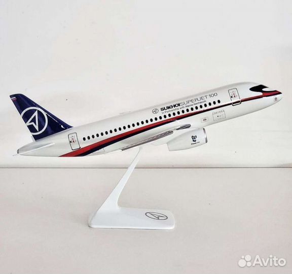 Модель самолета Sukhoi Superjet 100 1:72