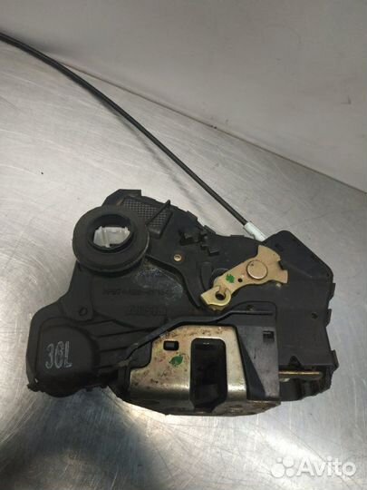 Замок двери передний левый Toyota Matrix ZZE132