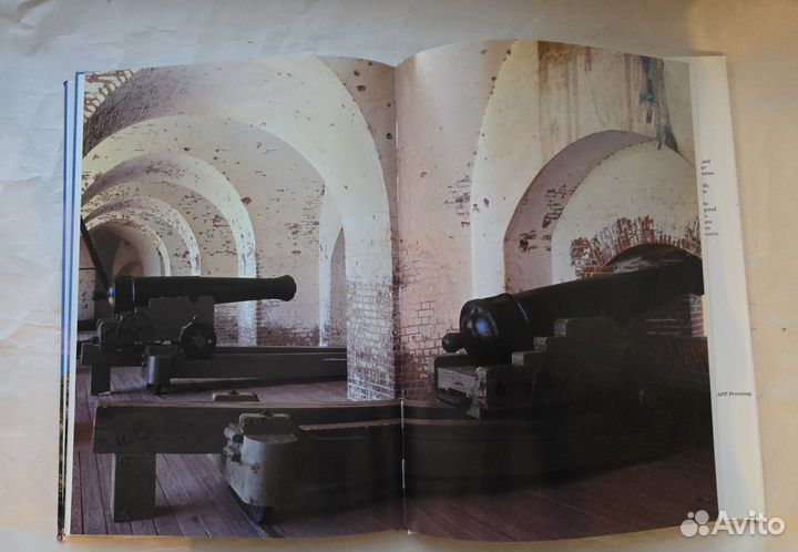 Forts & castle книга на английском