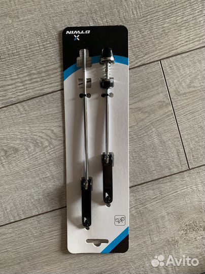 Пара эксцентриковых зажимов для крепления