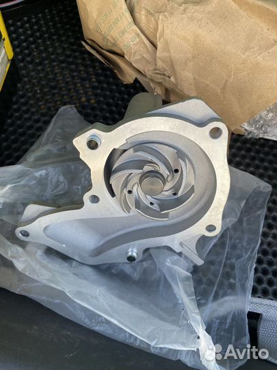 Помпа(водяной насос) volvo s40