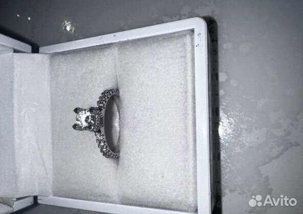 Кольцо с бриллиантом