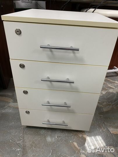 Тумба белая с 4-мя ящиками на колесах (в70см,ш60см