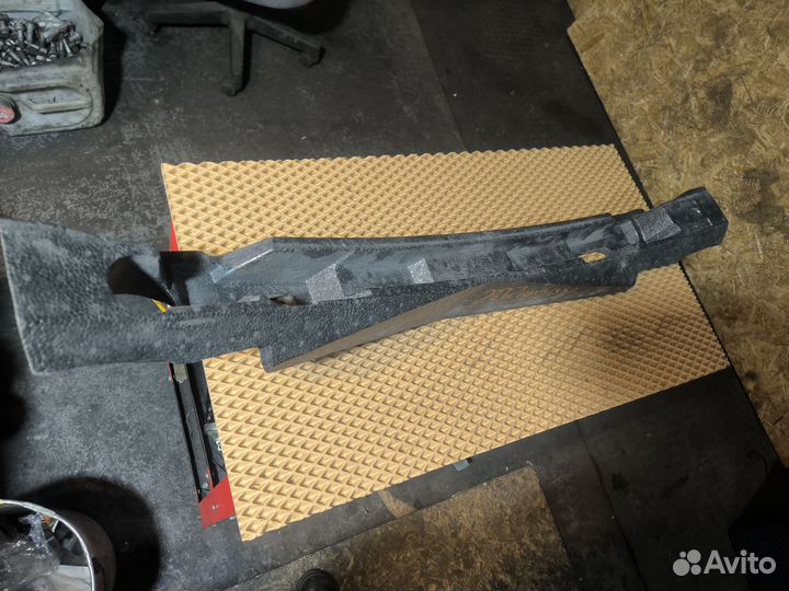 Наполнитель переднего бампера Mercedes Benz C207