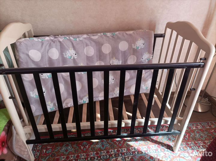 Детская кроватка с продольным маятником с матрасом