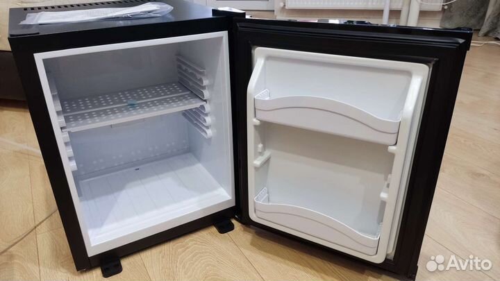 Холодильник-минибар от известного немецкого бренда