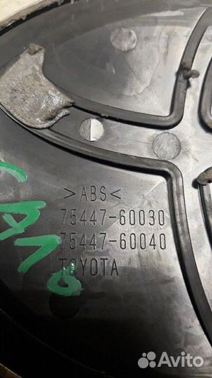 Эмблема крышки багажника Toyota Land Cruiser Prado