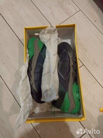 Треккинговые кроссовки