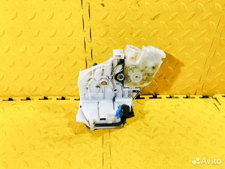 Замок двери задней правой Nissan Bluebird U14