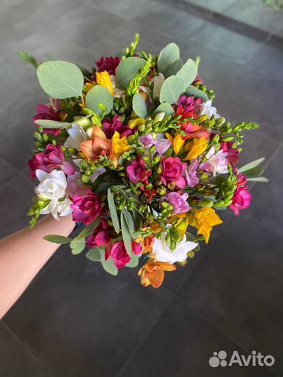 Букет из 45 фрезий и эвкалипта