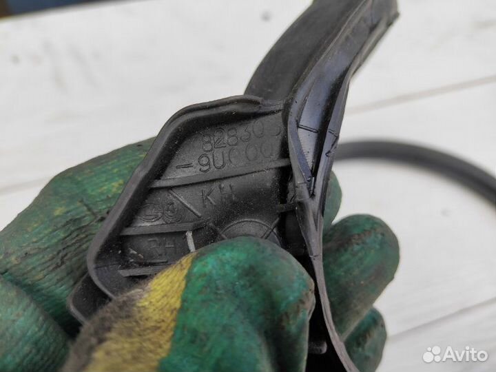 Уплотнитель двери задний правый Nissan Note E11