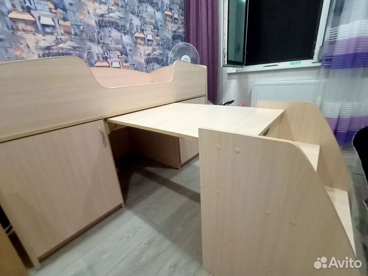 Кровать детская с выдвижным столом и матрасом