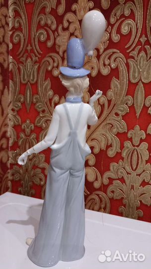 Фарфоровая статуэтка клоуна