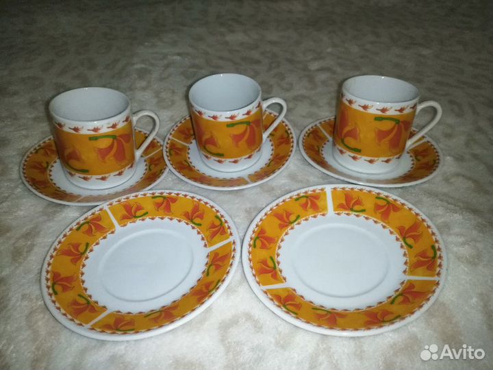 Кофейные чашки с блюдцами