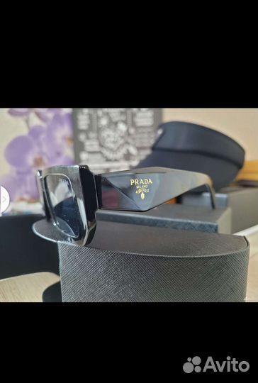Солнцезащитные очки prada