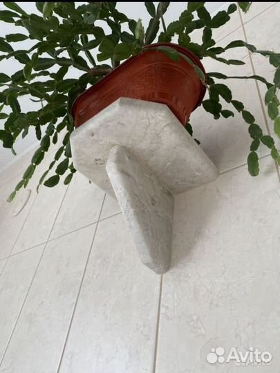 Полочка для ванной из камня