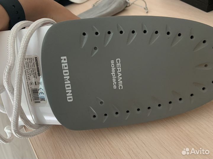 Утюг Redmond RI-C263