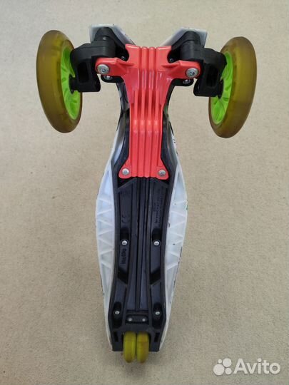 Детский трехколесный самокат светящиеся колеса