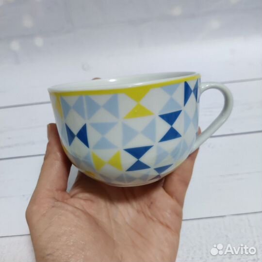 Керамическая посуда чашки и блюдце