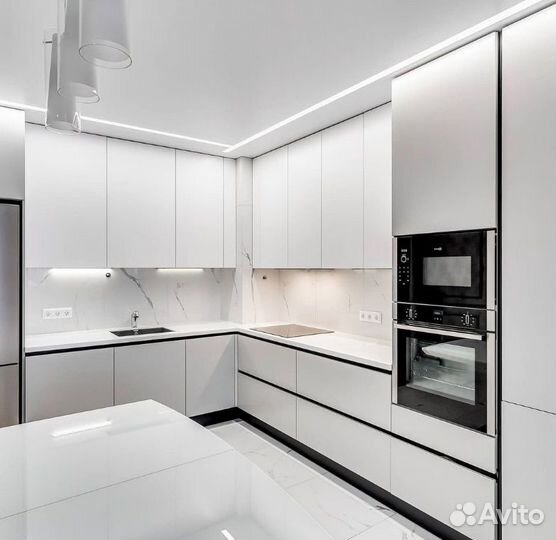 Белая кухня с подсветкой