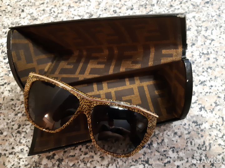 Солнезащитные очки Fendi