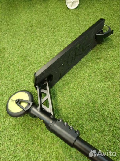 Самокат трюковой Zorg 21 черно зеленый