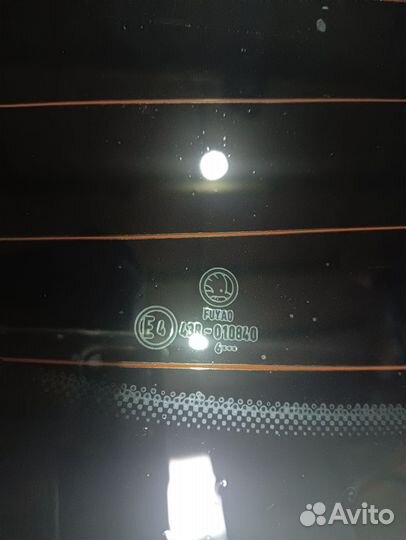 Стекло крышки багажника skoda rapid
