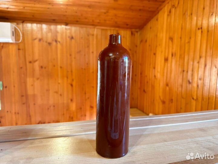 Интерьерная глиняная ваза с узким горлышком