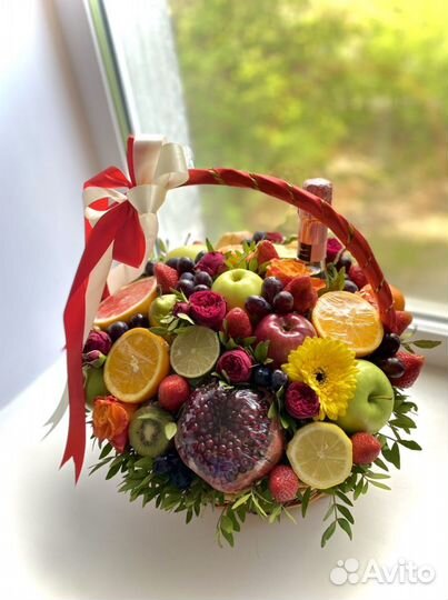 Корзина с фруктами и цветами